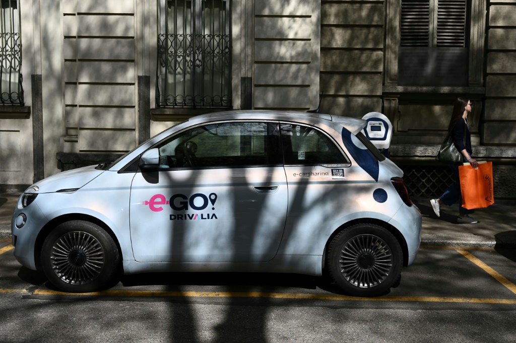 Italy is a laggard when it comes to electric cars with relatively few charging stations and its national automaker Fiat producing only one electric car model -- a version of its iconic 500
