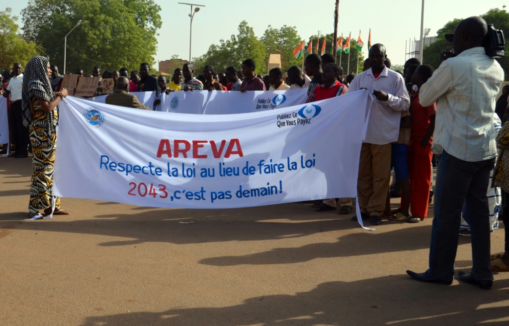 Protestors in Niamey in December 2013, at the height of contract negotiations between Areva and Niger. The sign reads: 'Areva, respect the law instead of making it'