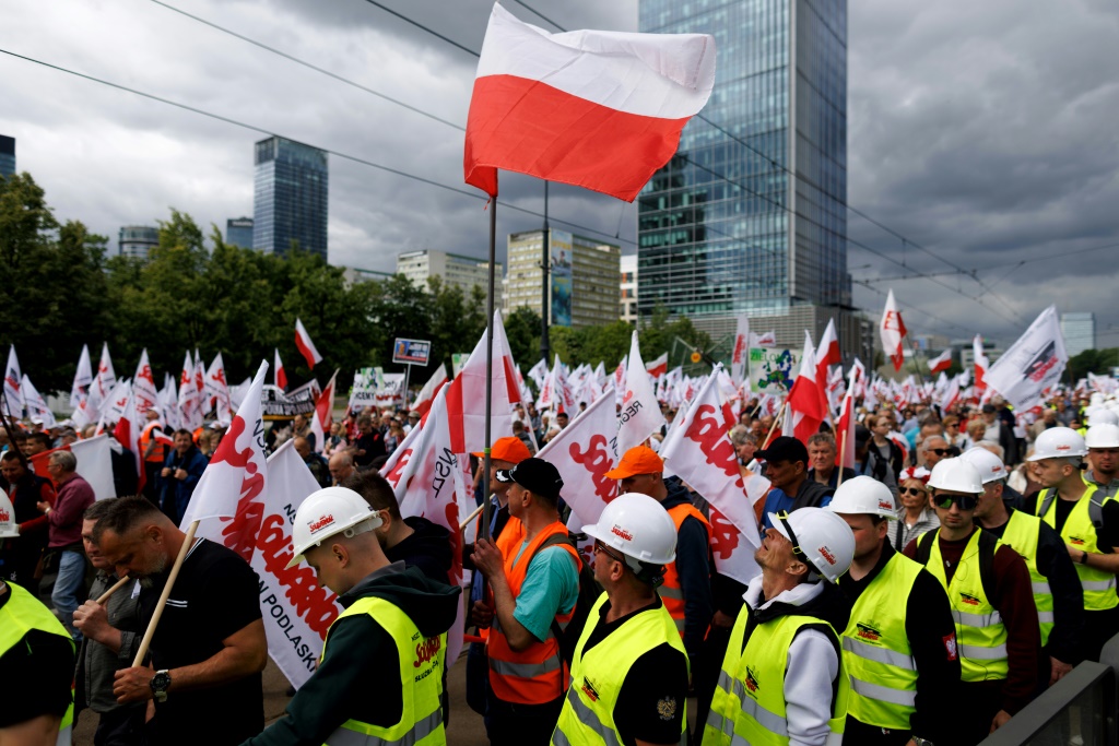 Protesting Polish farmers want a referendum on forcing the country to reject the EU's Green Deal