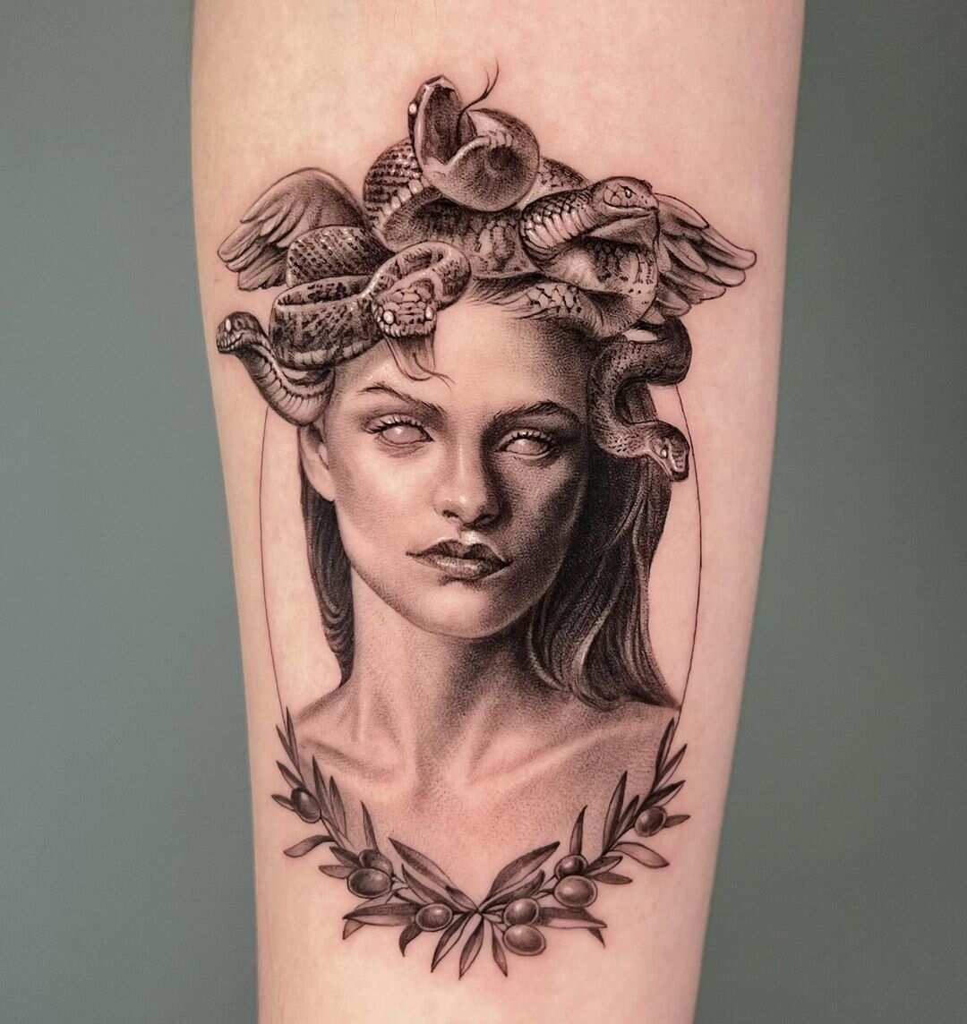 Here's a beautiful Medusa, artist is mammon_black …. I think it's one of  the best I've ever seen ❤️ : r/TattooDesigns