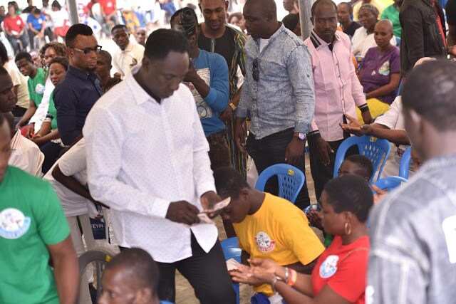 Pastor distributes bundles of money to church members to celebrate Christmas