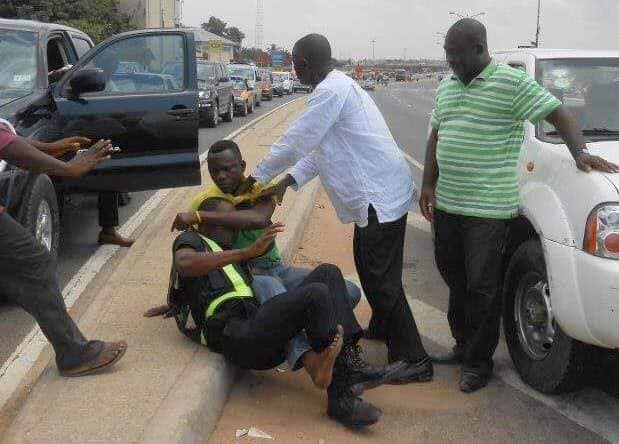 Photos of policeman and civilian fighting in public pop up