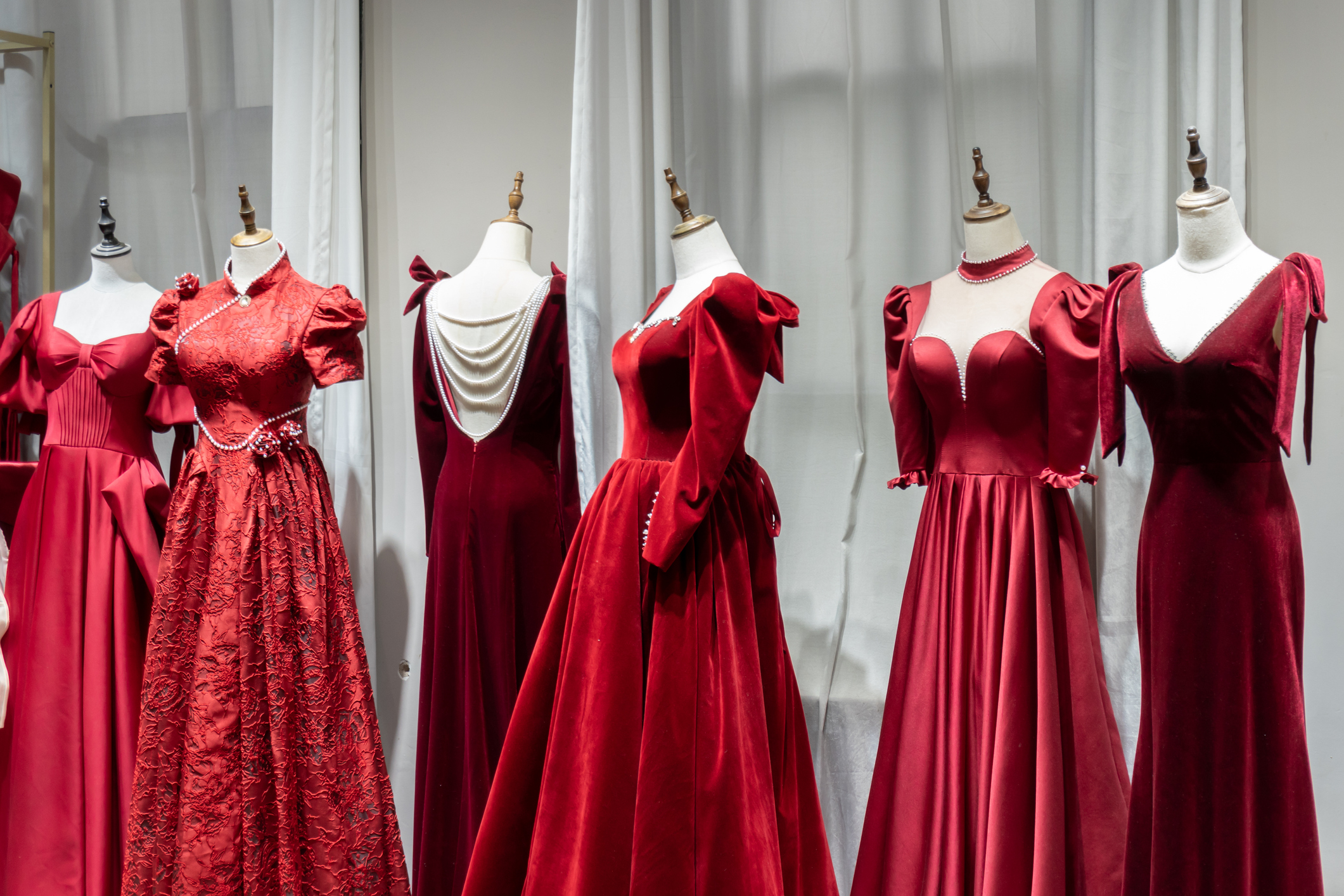 Can you wear red to a wedding? Tips on how to choose the perfect wedding dress