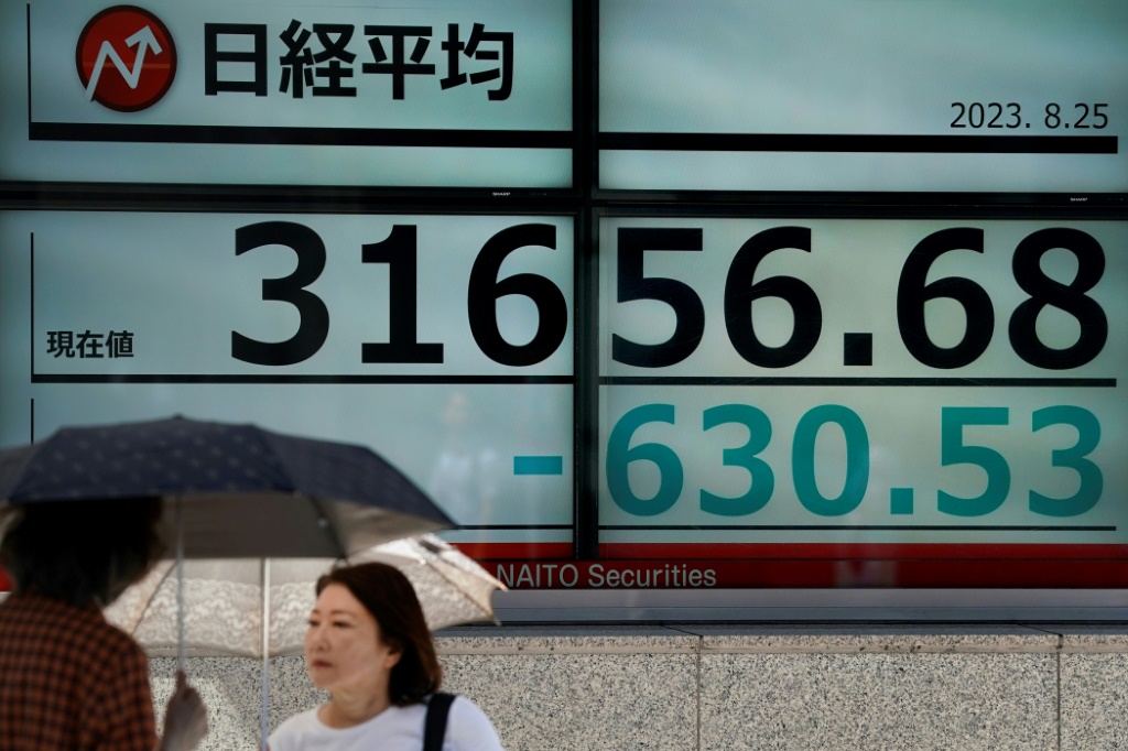 Tokyo stocks crept higher Friday morning