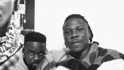 Sarkodie hosts Stonebwoy at home after VGMA ban (photos, video)