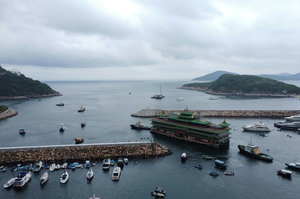 The restaurant was towed away from the southern Hong Kong Island typhoon shelter where it had sat for nearly half a century