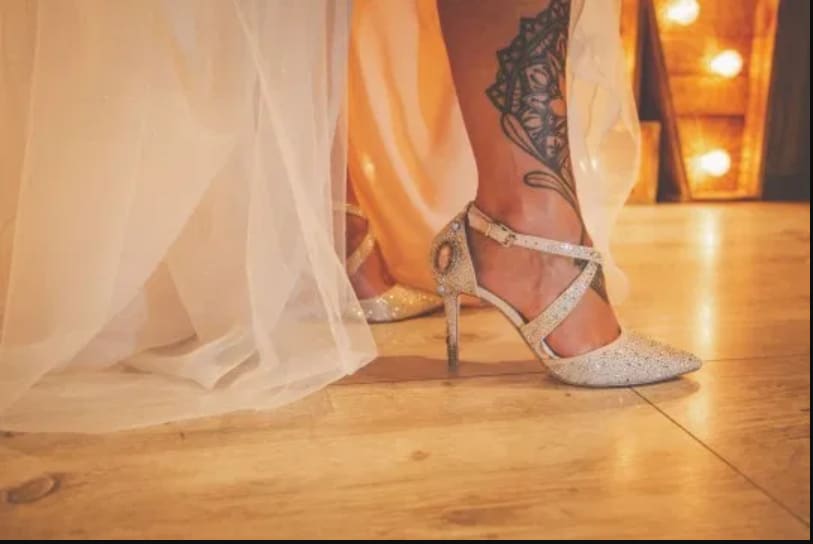 Bride glues late father's ashes on her nails to have his presence at wedding