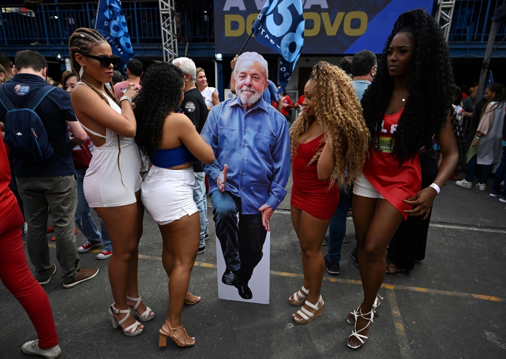 Luiz Inacio Lula da Silva chose the Portela samba school for one of his final election rallies
