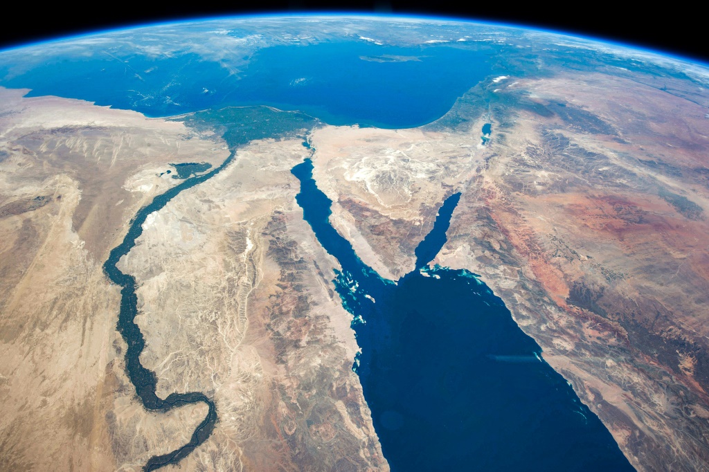 Watering the desert: the Nile from space
