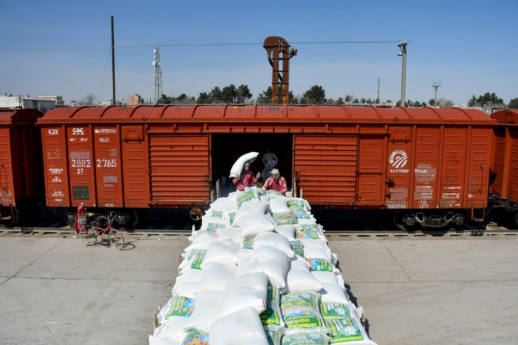 Railway transport is the fastest and cheapest means of transporting goods