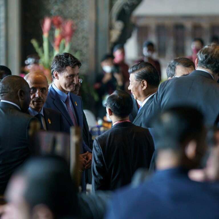 Canadian Prime Minister Justin Trudeau (L) speaking to Chinese President Xi Jinping at the G20 in Bali in November 2022