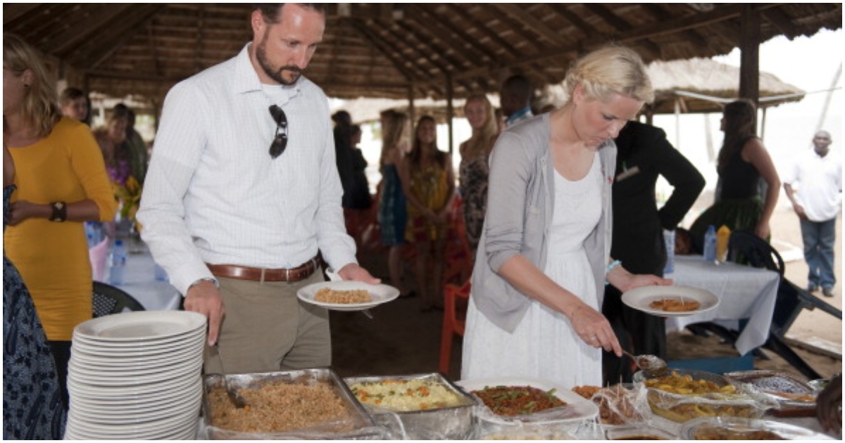 Dutch royals taste Ghanaian local dishes.