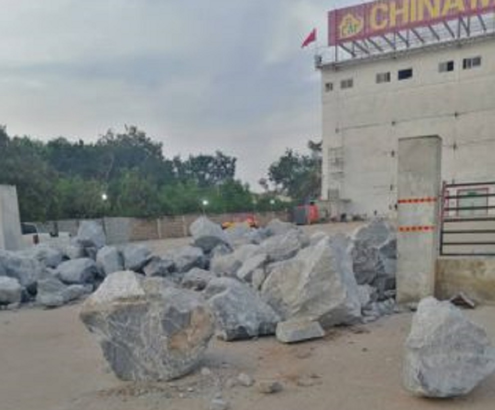 West Hills Mall manager arrested for blocking road to China Mall with rocks