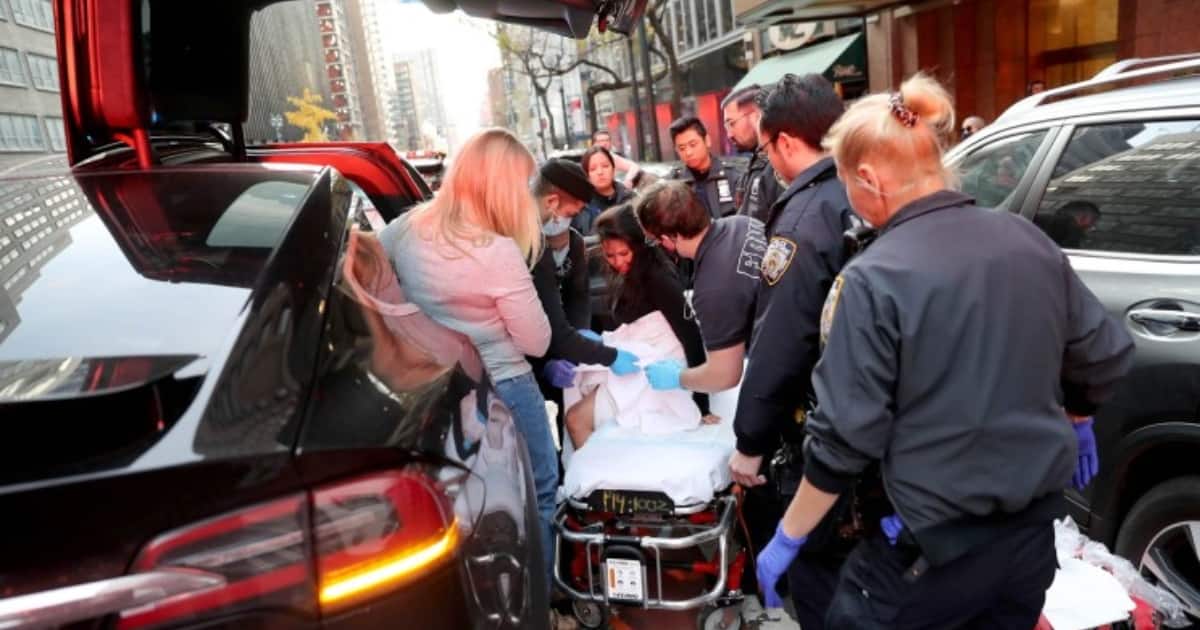 Woman gives birth in her car Manhattan.