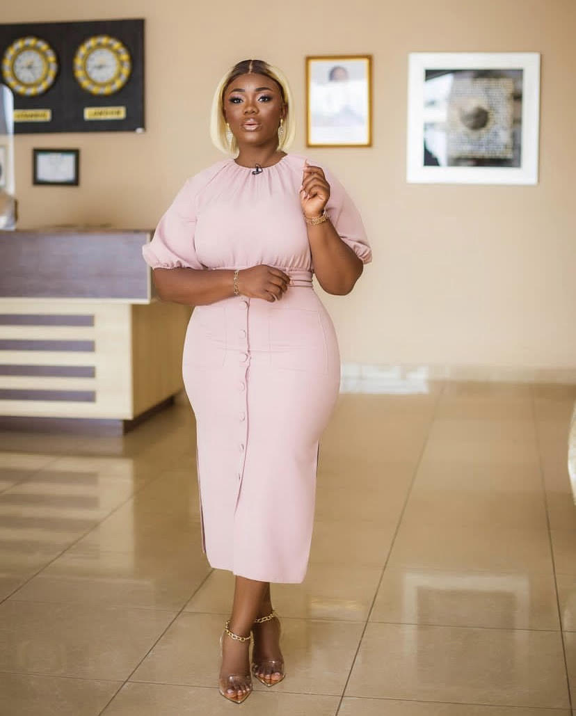Akua GMB: Ghanaian Beauty Queen Goes Blond As She Flaunts Her Curves In Button Down Dress