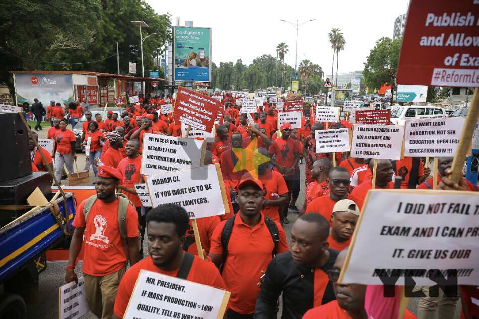 Police fire rubber bullets at protesting law students in Ghana