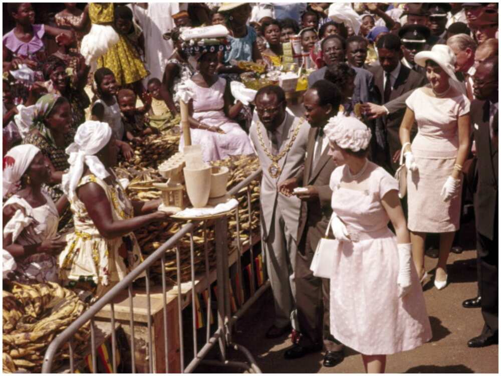 Queen Elizabeth visits Ghanaian market