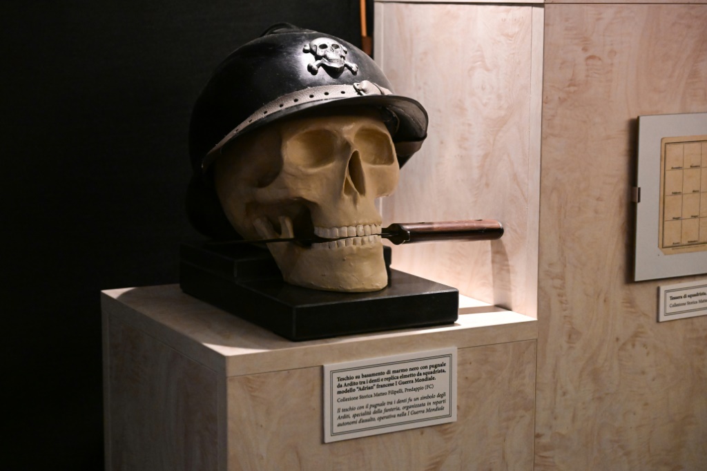 The skull of a soldier in the 'O Roma o Morte' exhibition