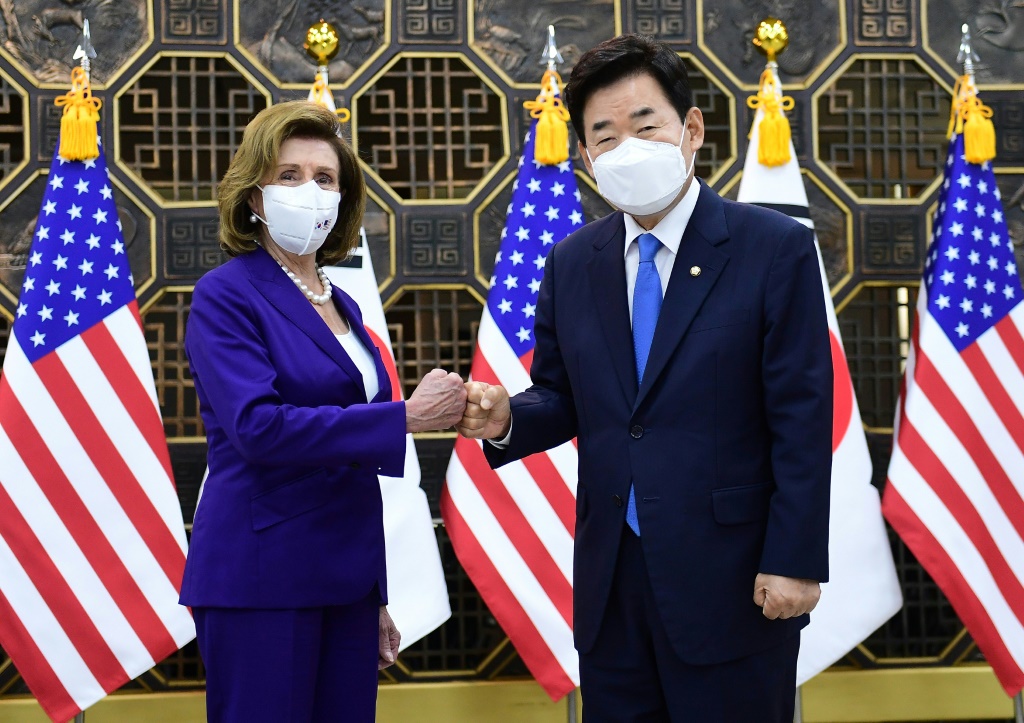 US House Speaker Nancy Pelosi (L) meets South Korean National Assembly speaker Kim Jin-pyo