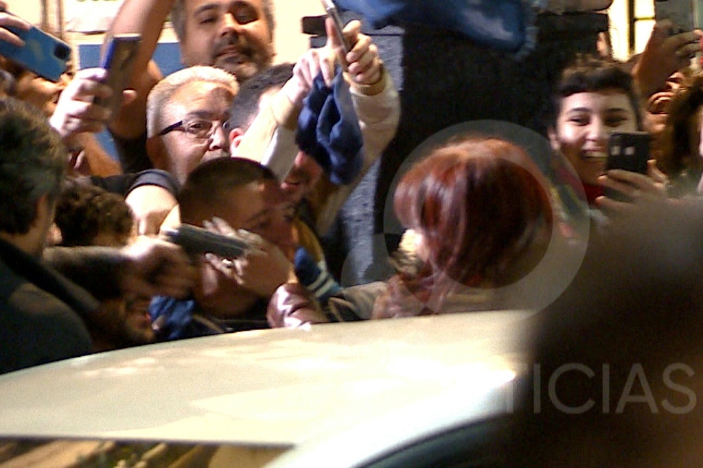 This screen grab obtained from a handout video released by TV Publica shows a man pointing a gun at Argentine Vice President Cristina Kirchner as she arrives at her residence in Buenos Aires on September 1, 2022