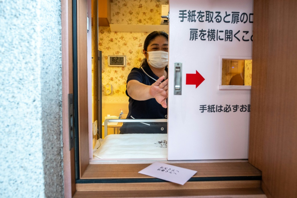 A Jikei hospital staff member demonstrates the baby hatch room