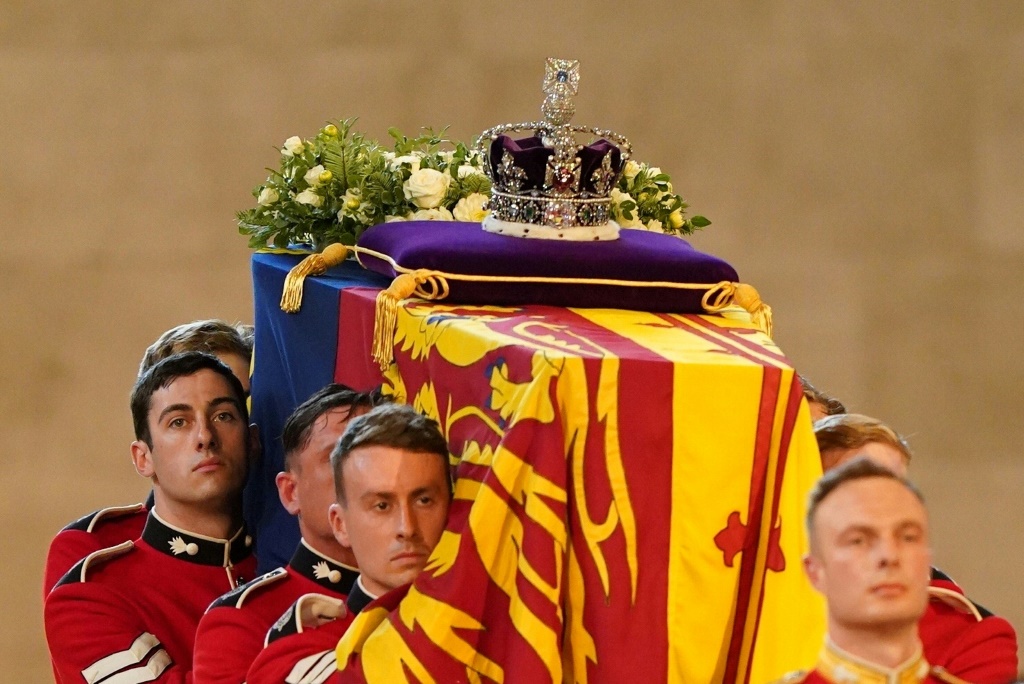 Eight pallbearers from the 1st Battalion Grenadier Guards will carry the queen's heavy lead-lined oak coffin