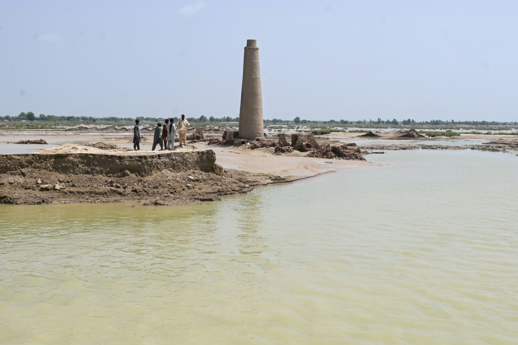 Though the floods that engulfed Aqilpur and its surrounding fields have receded from the highs of a week ago, the kilns are still surrounded by water