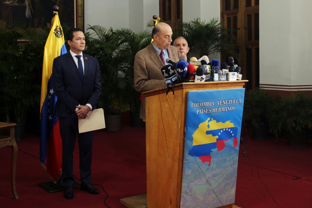 Future Colombian foreign minister Alvaro Leyva (C) speaks alongside Venezuela's foreign relations minister Carlos Faría (L)