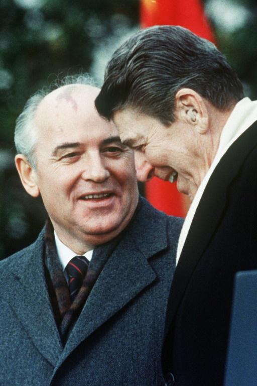 US president Ronald Reagan (R) chats with Soviet leader Mikhail Gorbachev during welcoming ceremonies at the White House on December 8, 1987
