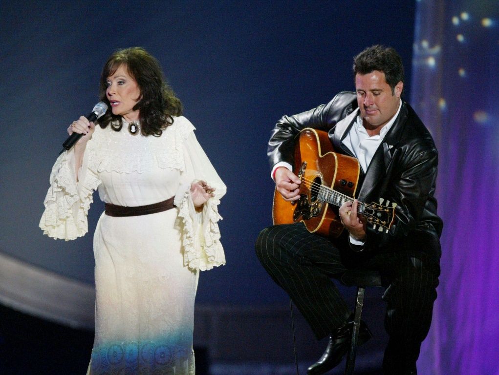 Loretta Lynn (L) performs with Vince Gill at the Country Music Awards in Las Vegas in 2004
