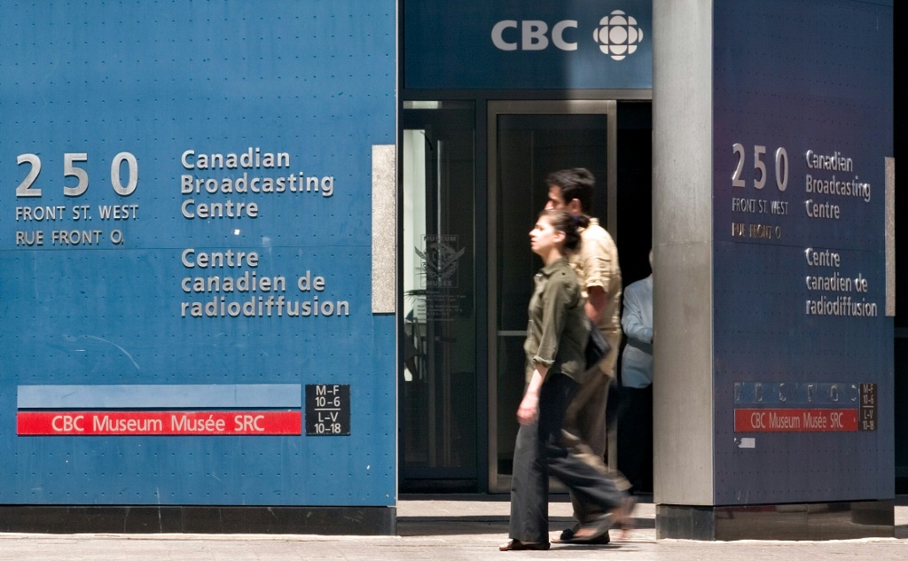 Canada's public broadcaster CBC and its French-language arm Radio-Canada are returning to Twitter after the social media platform removed the "government-funded media" label