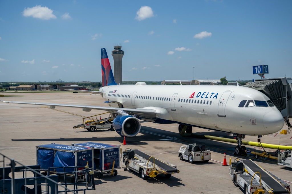 Delta Air Lines reported higher profits in the final quarter last year, but trimmed earnings expectations going forward