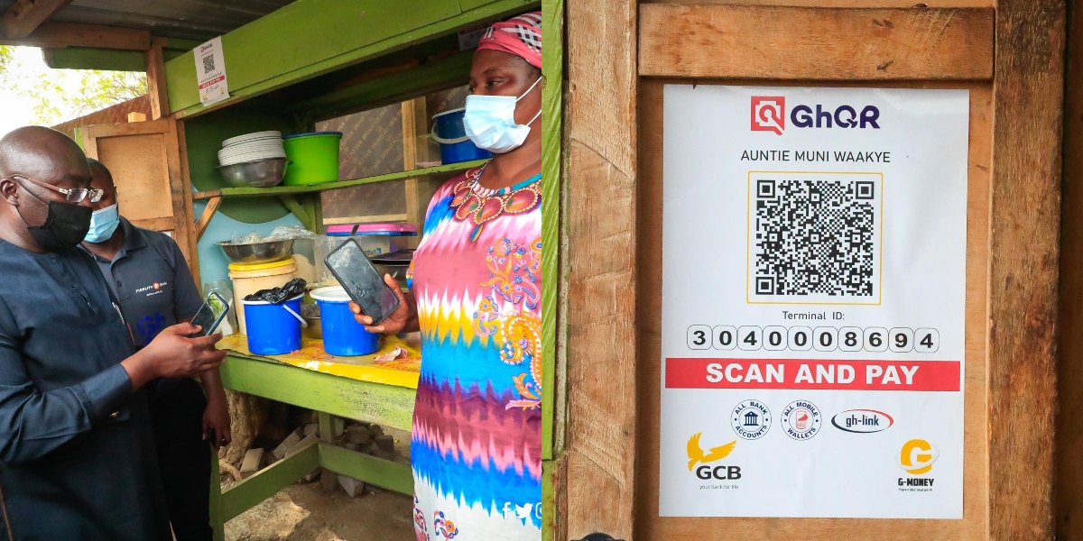 Bawumia storms local market to buy waakye with QR Code; urges Ghanaians to go digital