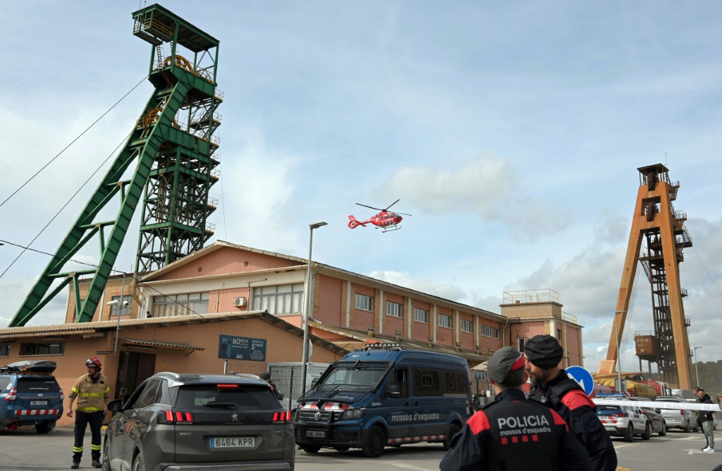 The three miners were trapped at a depth of 900 metres (2,950 feet) after the collapse of a gallery at a potash mine near Barcelona, rescuers said