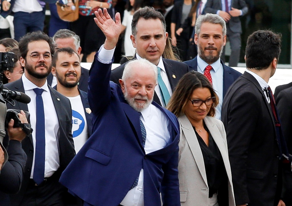 Brazilian President Luiz Inacio Lula da Silva (C) has folksy appeal, but his political nemesis Jair Bolsonaro is dominating the battle for social media attention
