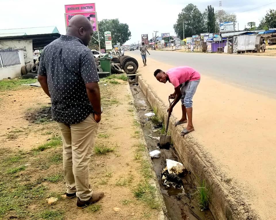Kasoa MCE forces 'fine' Ghanaian man to clean gutter and street for dumping rubbish (photos)