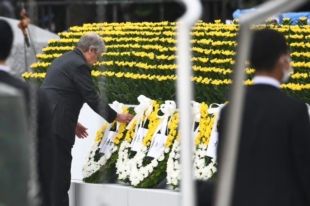 UN Secretary-General Antonio Guterres lays a wreath during the annual memorial ceremony in Hiroshima on August 6, 2022