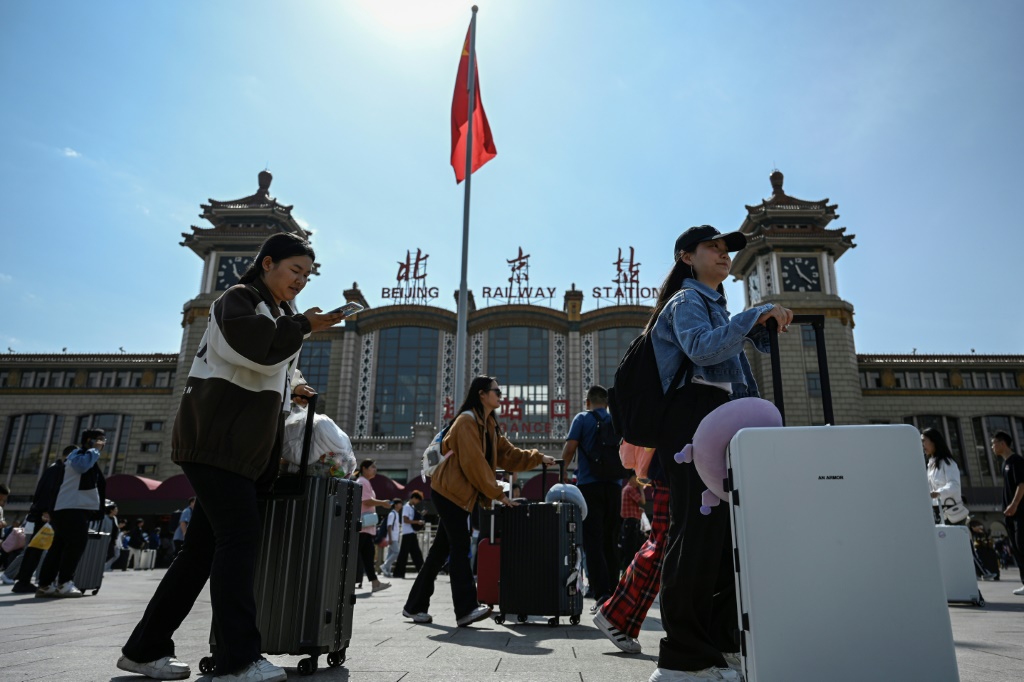 Travellers thronged China's transport networks as an eight-day national holiday kicked off