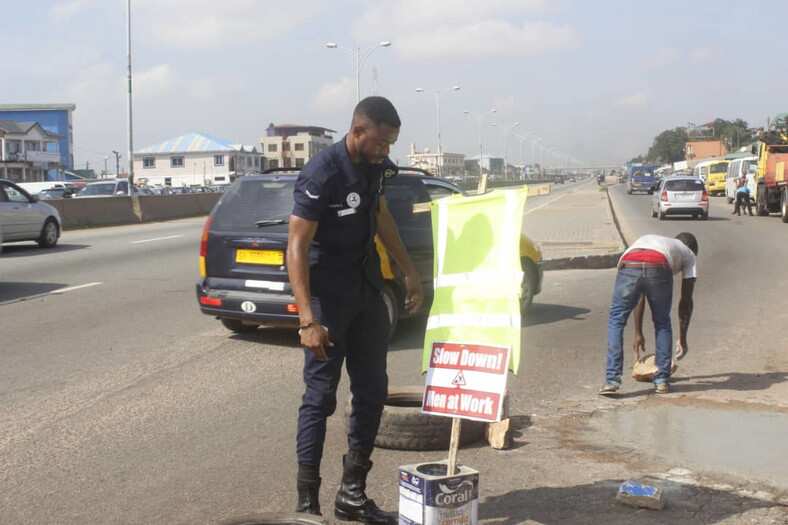 Simon Agbeko: Police officer who repaired damaged traffic light fills deadly potholes in Accra