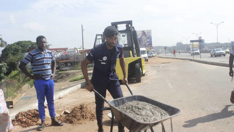Simon Agbeko: Police officer who repaired damaged traffic light fills deadly potholes in Accra