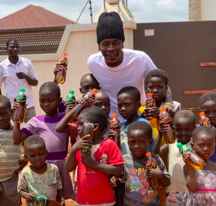Shatta Wale parties with kids in his area