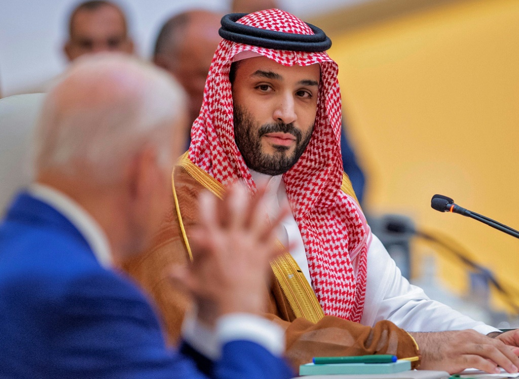 Saudi Crown Prince Mohammed bin Salman (R) looking towards US President Joe Biden (L) during a summit of Arab leaders in Jeddah
