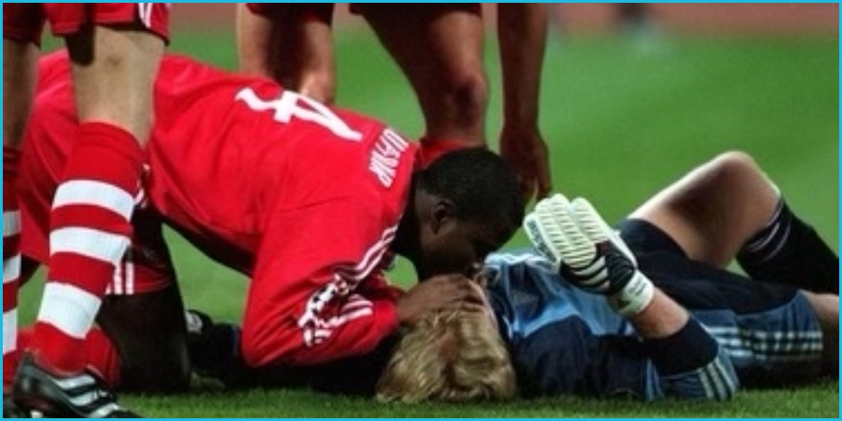 Sammy Kuffuor helps a collapsed Oliver Kahn