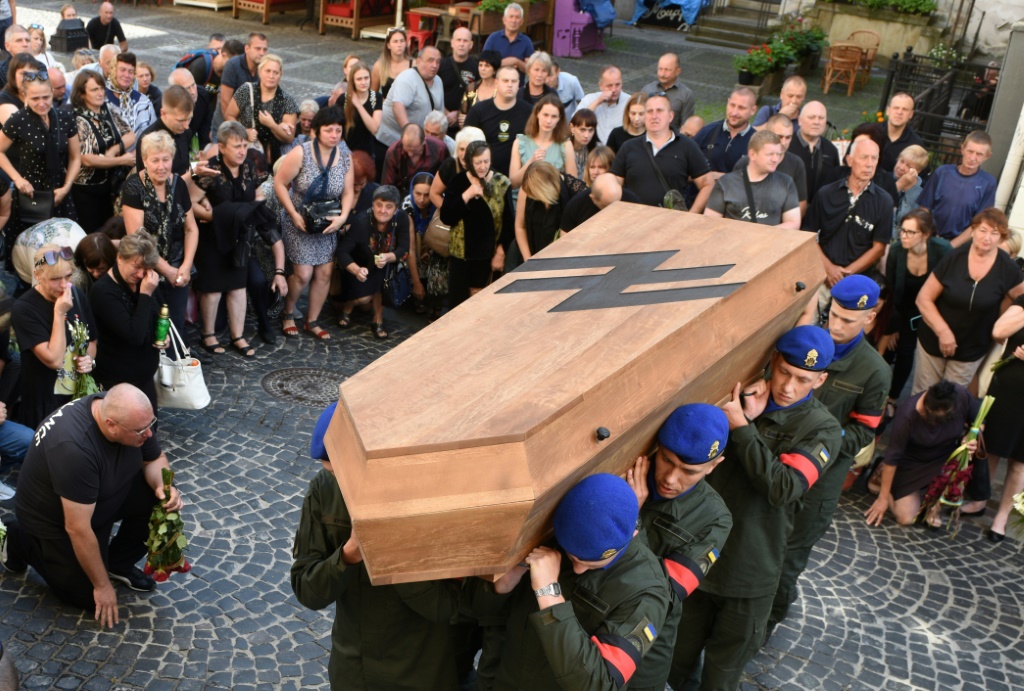 Ukrainian soldiers carry the coffin of Vasyl Sushchuk, an Azov regiment serviceman killed during fighting with Russian troops