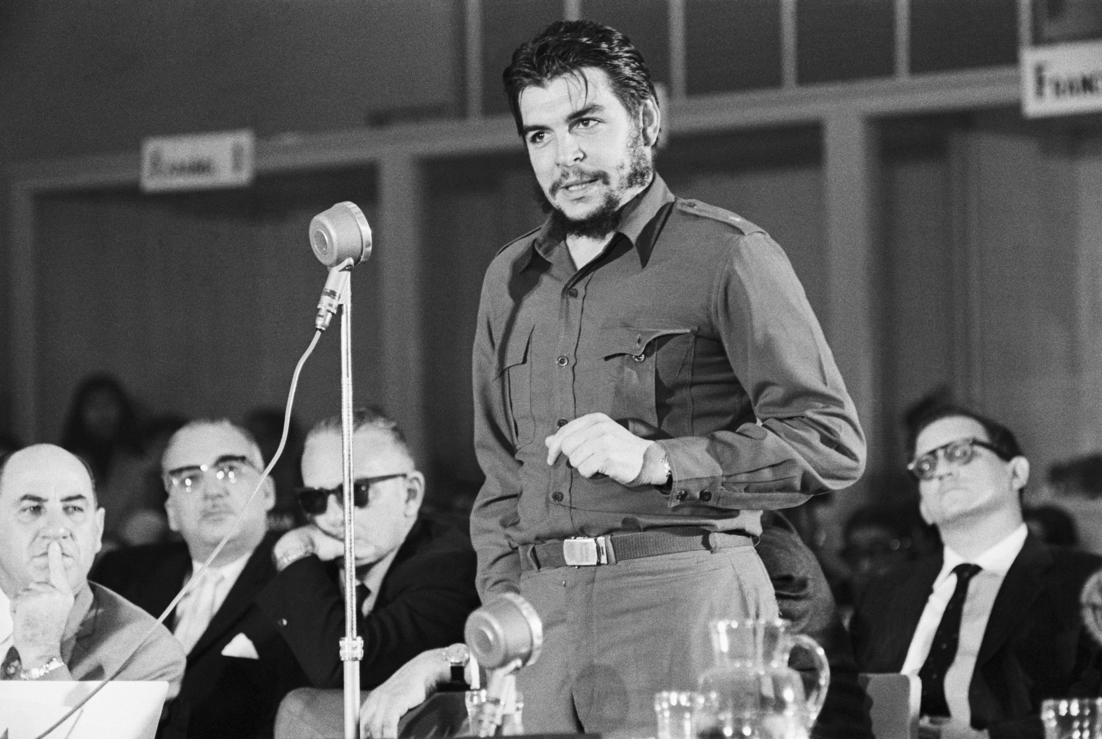 Che Guevara is standing in a conference room