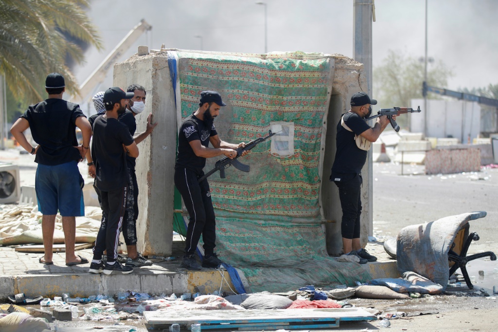 Members of Saraya al-Salam clash with Iraqi security forces in the Green Zone on August 30