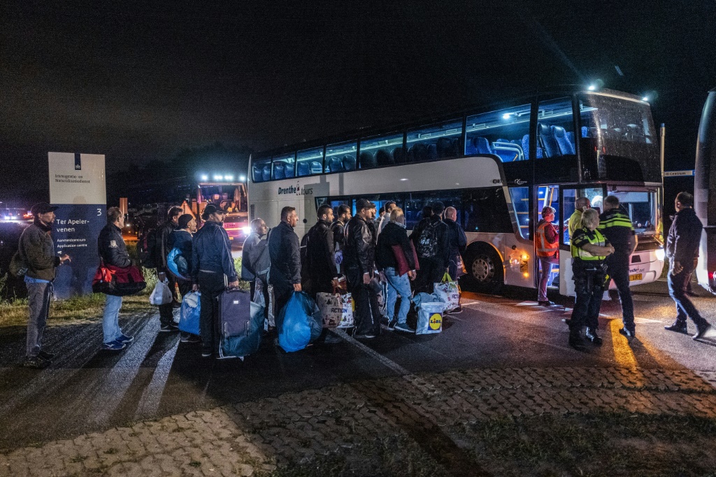 The Dutch government says   hundreds of asylum-seekers have been were bussed from the overcrowded and crisis-hit Ter Apel migrant centre