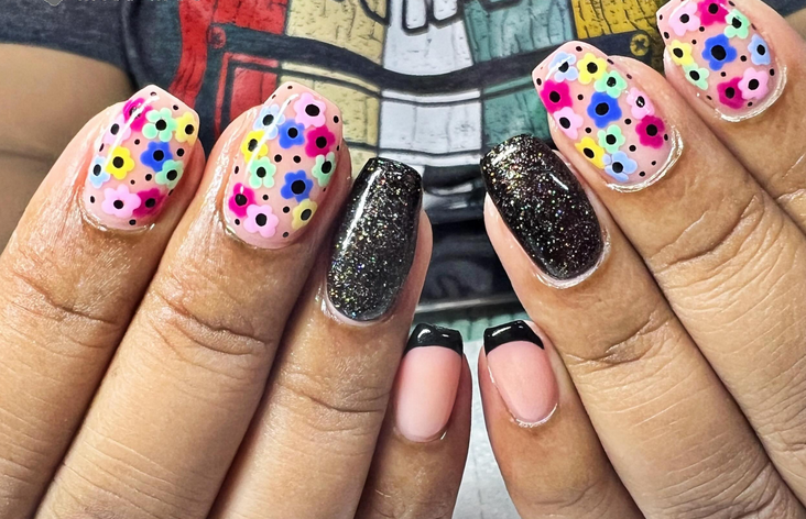 Retro-dotted flower nails