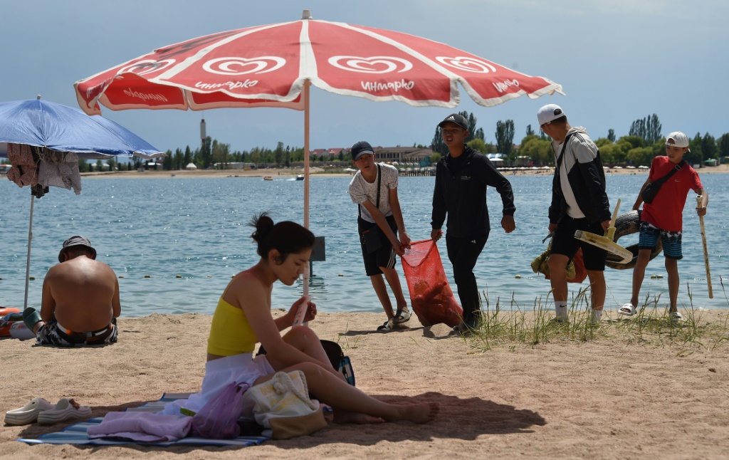 Volunteers find all sorts of rubbish on the bed of Lake Issyk Kul