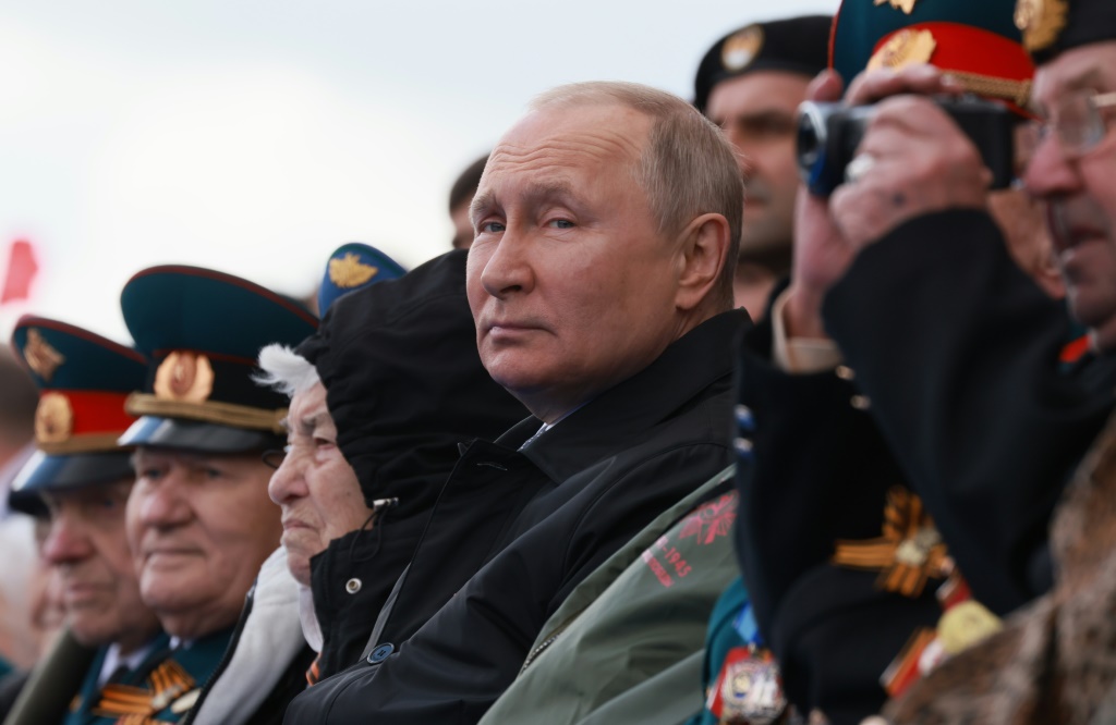 Le président russe Vladimir Poutine assiste au défilé militaire du 9 mai 2022, sur la Place Rouge à Moscou